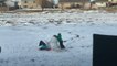 Il aide sa soeur et lui fait manger la neige par la tête !! Joli bonhomme de neige !