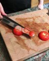 Aiguisé ce couteau coupe des tranches aussi fines que des feuilles sur une tomate !