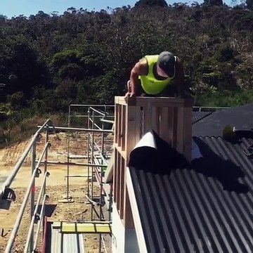 Cet ouvrier fait ses pompes sur le toit d'une maison pas encore terminée !