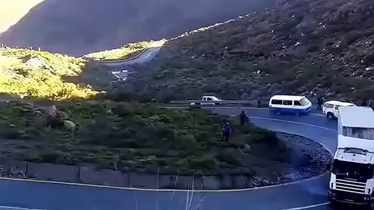 Un camion perd ses freins sur une route de montagne et crée un accident
