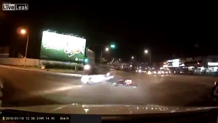Renversement d'une voiture.. par une moto à pleine vitesse !