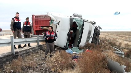 Konya'da kontrolden çıkan yem yüklü tır yola devrildi: 1 ölü