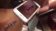 Une jeune femme se fait tatouer la voix de sa grand-mère sur le cœur (Vidéo)
