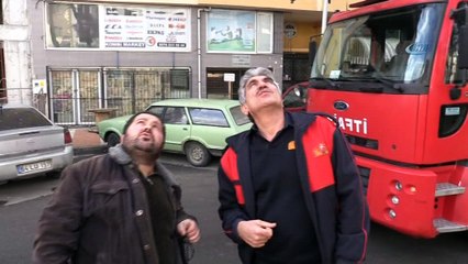 Ağaçta ayağı ipe dolanan kuşu itfaiye kurtardı