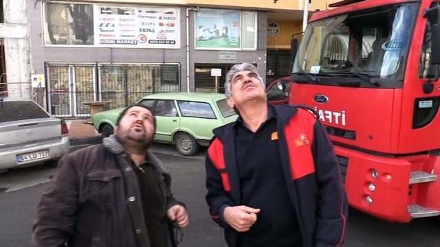 Ağaçta ayağı ipe dolanan kuşu itfaiye kurtardı