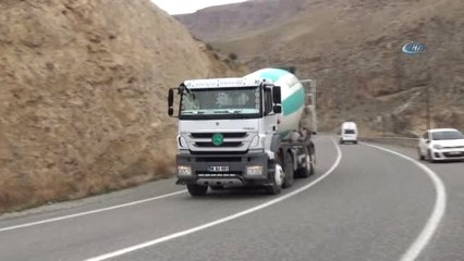 Virajı Alamayan Vinç Devrildi: 1 Ölü