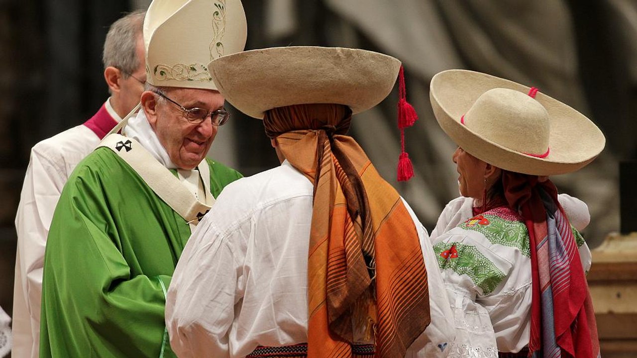 'Treat newcomers with respect' pontiff urges on World Day of Migrants and Refugees