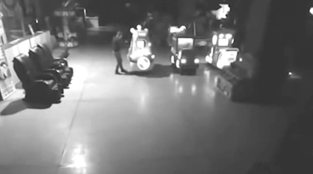 Un papa et son fils jouent dans un parc après la fermeture