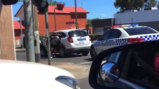 Un policier tellement occupé à donner des coups de matraque qu'il ne remarque pas qu'un suspect prend la fuite