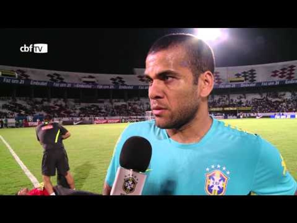 Daniel Alves celebra apoio da torcida nordestina