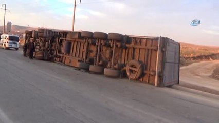 Züccaciye Yüklü Tır Devrildi