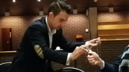 Doug Spincer en démonstration avant le festival de magie de Nivelles