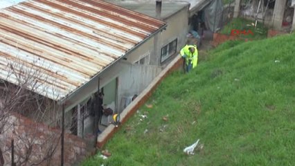 İzmir Firariyi Kovalayan Polis Memuru Kendi Tabancasıyla Yaralandı