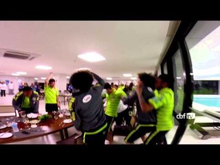 Equipe canta parabéns para Hernanes