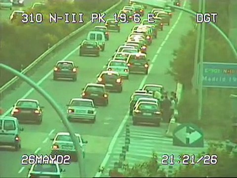 VÍDEO: mira el efecto mirón que acaba causando una colisión múltiple