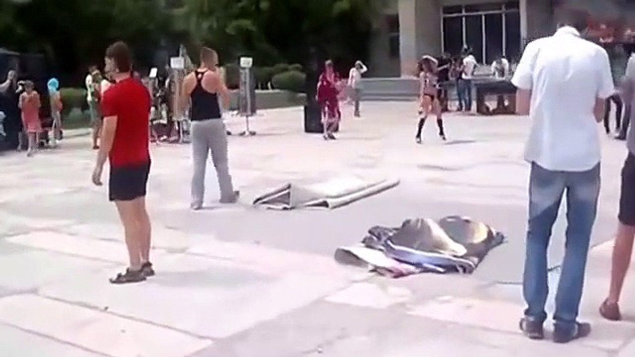 Cette mamie rejoint une danseuse de rue en plein show et lui vole la vedette