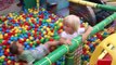Video per bambini - Playground pieno di palline colorate scivoli e giochi in legno