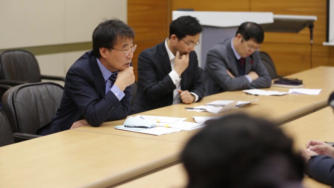 장하성 靑 정책실장, 고려대 청소 노동자 면담..."고용 안정 대책 요청" / YTN