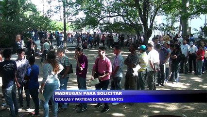Madrugan para solicitar cédulas y partidas de nacimiento