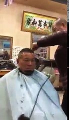 Un coiffeur hors du commun, il utilise une meuleuse électrique à la place d'une tendeuse à cheveux!