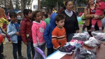 Gönüllüler tarım işçisi çocuklarına mont ve ayakkabı yardımı yaptı