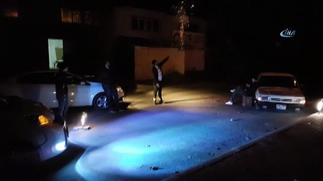 Eğlenmek için havai fişek patlattılar, büyük tehlike atlattılar