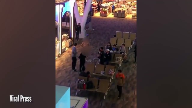 Ce gars se ballade à poil dans l'aéroport après avoir avaler trop de viagra...