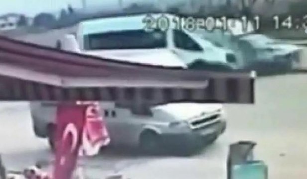 7 öğrencinin yaralandığı kaza kamerada