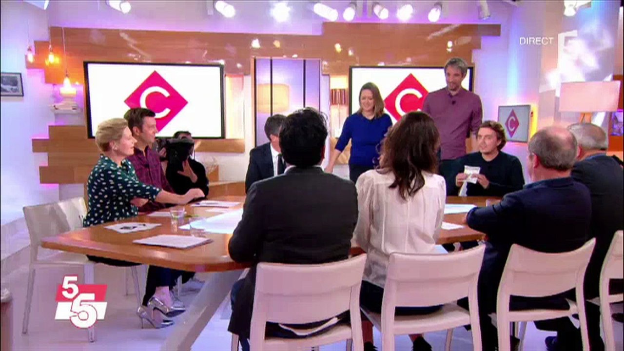 Alex Vizorek offre des anti-dépresseurs à Patrick Cohen pour les prochaines audiences d'Europe 1