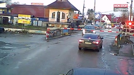 Bloqué à un passage à niveau, un automobiliste échappe de justesse à la mort (Vidéo)