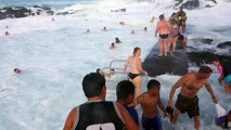 Des vagues géantes dans cette piscine naturelle de Kiama (australie)