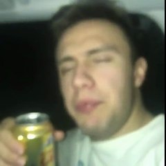 Glisser sur la neige en étant agrippé à la portière