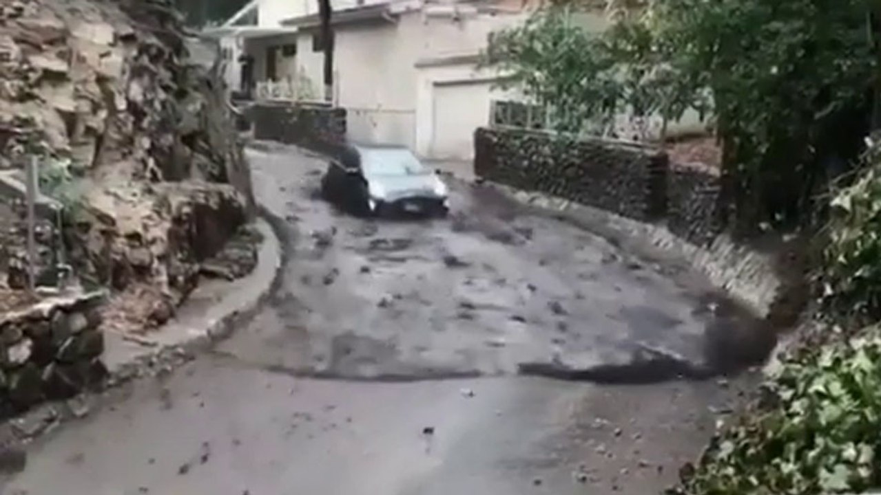 Une voiture fait un aquaplaning sur une coulée de boue
