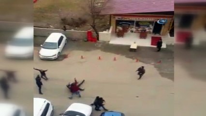 Скачать видео: Kavga ettiği grubun arasına araçla daldı, tekme ve yumruklar havada uçuştu