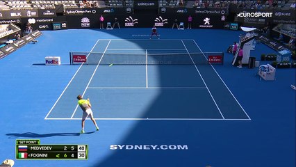 Passing, lob, smash, Medvedev a fait craquer Fognini : revivez sa victoire en vidéo