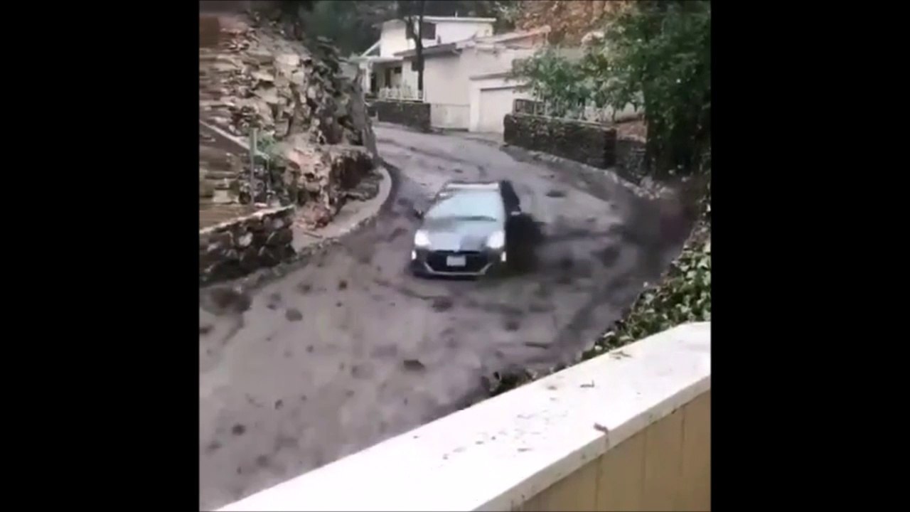 Cette voiture surfe sur une coulée de boue... Impressionnant