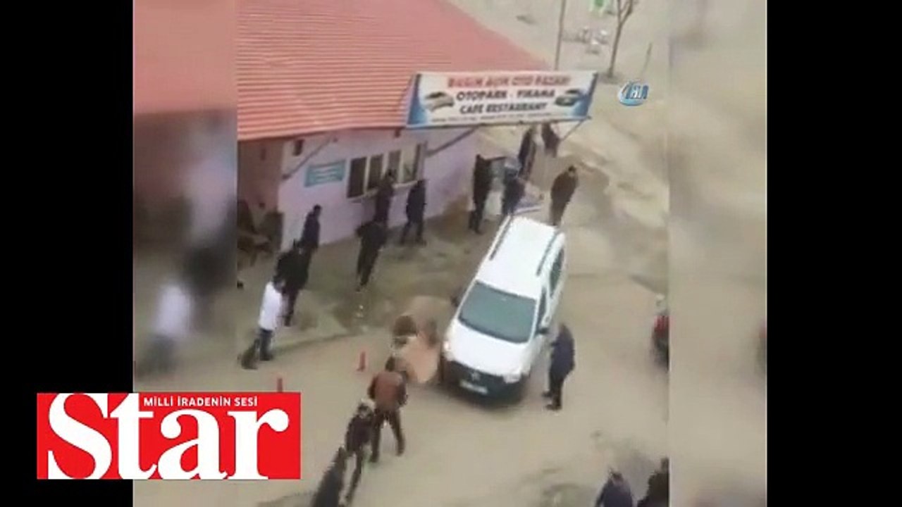 Kavga ettiği grubun arasına araçla daldı, tekme ve yumruklar havada uçuştu