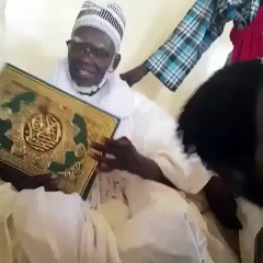 Vidéo _ Kara Mbodj offre un … au nouveau Khalife des Mourides