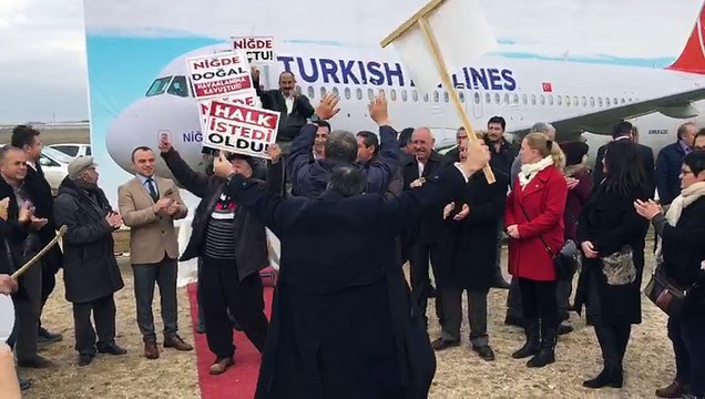 CHP havaalanına temsili 'uçak' indirdi