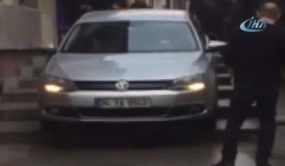 Otomobiliyle merdivenlerden inmek isteyen sürücü zor anlar yaşadı