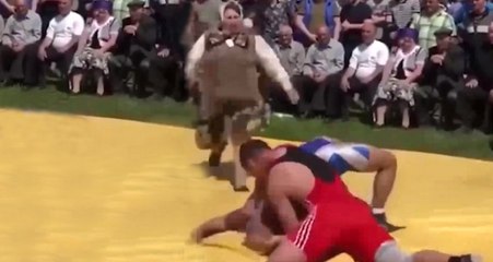 Oğlunun Sırtı Yere Gelince Mindere Dalıp Rakibine Tokat Attı