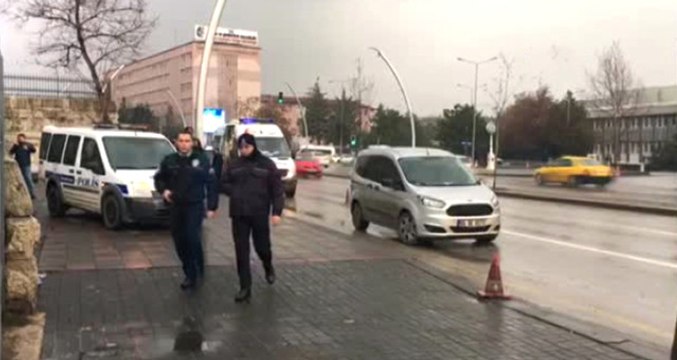 Bunalıma Giren İnşaat İşçisi, Meclis Önünde Üzerine Benzin Döküp Kendini Yaktı