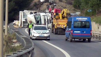 Virajı alamayan tır otobanda devrildi: 1 yaralı
