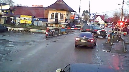 Coincé sur une voie ferrée, ce conducteur panique et risque sa vie !