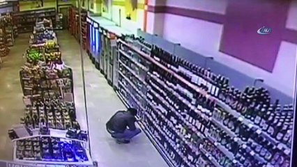 Eşini bıçaklayıp balkondan düşen adamın alkol hırsızlığı kamerada