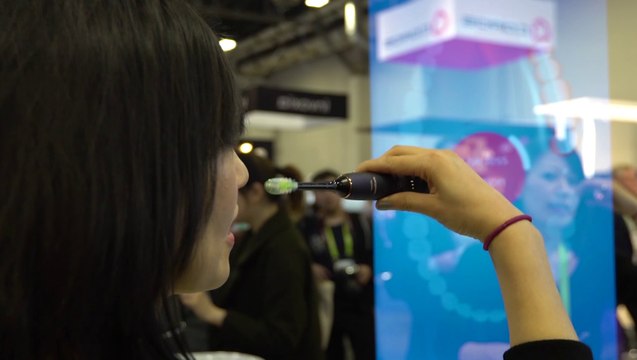 Vu au CES 2018 : Philips Sonicare 9700, une brosse à dent connectée intelligente