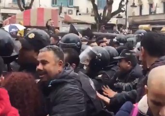 Protesters Scuffle With Police Near Government Building in Tunis