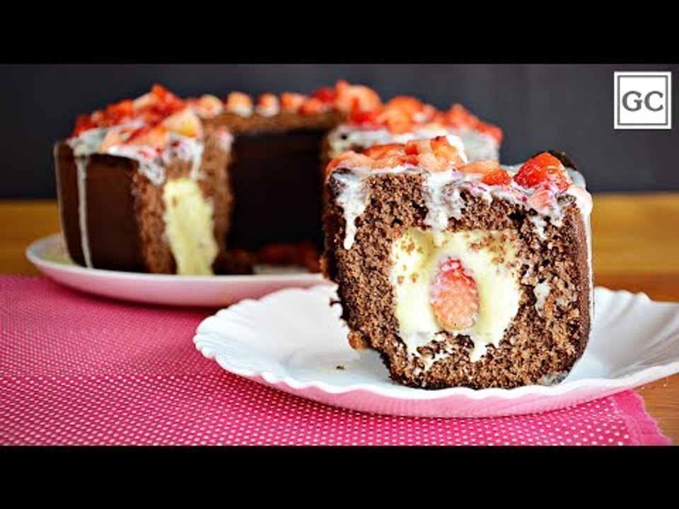 Bolo túnel de Leite Ninho® com morango | Receitas Guia da Cozinha