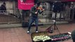 Ce musicien se fait plein d'argent dans le métro de New York !!! Le tas de billets est impressionnant !