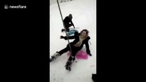 Elle s'éclate l'entre jambe en luge sur un arbre !! Et termine à l'hôpital direct...